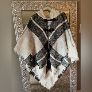 BRAND NEW with tags Sonoma Poncho. Super soft & chic. One size fits all!